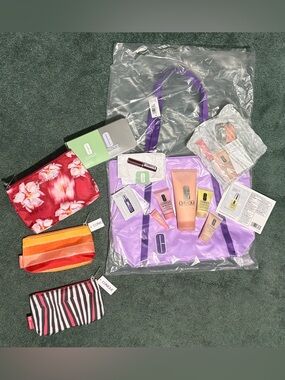 CLINIQUE BUNDLE 💚 16 iTEMS Cleansers, Moisturizers, Lipstick, Tote, Makeup Bags